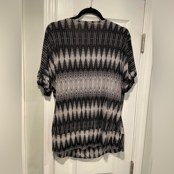 Worthington Size XL Black White Geometric Wrap Front Short Sleeve Stretch Blouse - Picture 6 of 10
